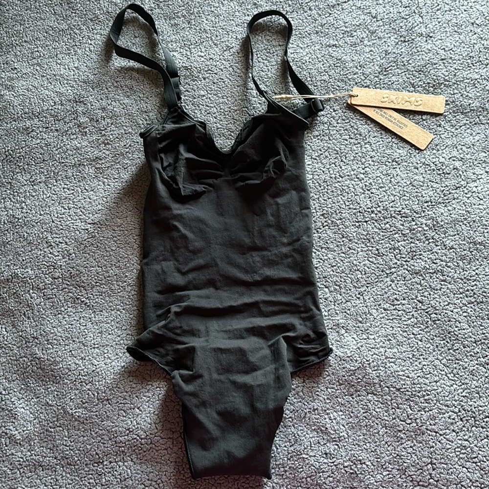 NWT Skims everyday sculpt thong bodysuit